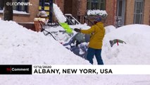 شاهد: عاصفة ثلجية تضرب نيويورك وتغطي شوارعها وسياراتها بأطنان من الثلوج