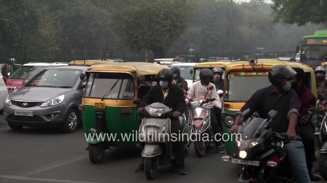 Air pollution in Delhi during winter _ Hazy air and smog at busy traffic intersection