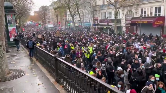 En Francia hay cada vez más gente protestando en las calles contra la dictadura impuesta con la excusa del virus (París)