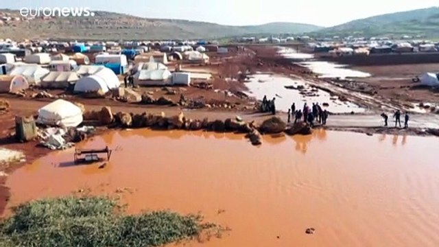 شاهد: أمطار غزيرة تزيد معاناة النازحين السوريين في أحد المخيمات بالقرب من إدلب