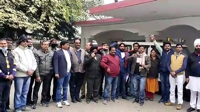 मांगों को लेकर प्रधानों ने ग्राम प्रधान संगठन की अगुवाई में डीएम ऑफिस में ज्ञापन सौंपा