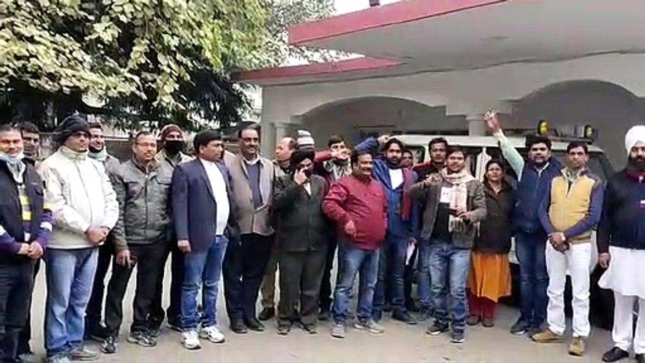 मांगों को लेकर प्रधानों ने ग्राम प्रधान संगठन की अगुवाई में डीएम ऑफिस में ज्ञापन सौंपा