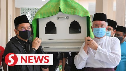 Скачать видео: Members of the public, VIPs, pay last respects to the late Tun Rahah