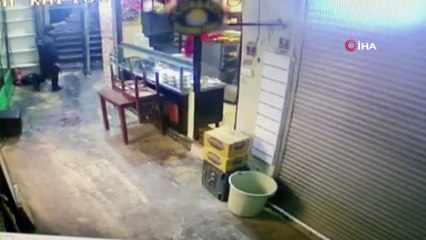 Döviz bürosundan 1 milyon dolar çalan şahsın kaçışı kamerada