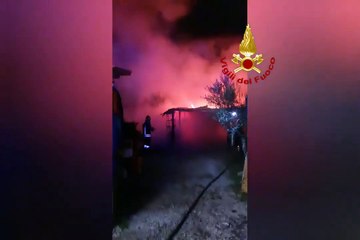 Campomarino (CB) - Incendio devasta baracca in zona lido (19.12.20)