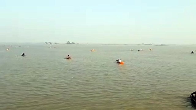 700 नाव पानी में एक साथ मछली पकड़ने के लिए उतरी