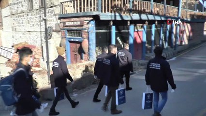 Sokak hayvanlarına mama bıraktılar