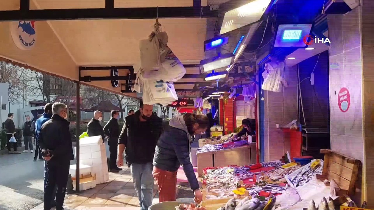 Kısıtlamanın ilk gününde balık tezgâhlarında kuyruk oluştu
