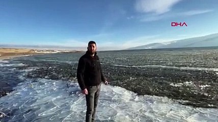 Çıldır gölünün yüzeyini kaplayan buzlar rüzgarla parçalanarak sahile vurdu