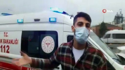 Durağa dalan tırın altında kalmaktan son anda kurtuldular