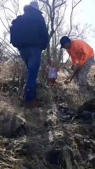 Madre hondureña le canta las mañanitas a su hijo fallecido en el desierto