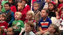 Une fillette interprète un chant de noël en langue des signes pour ses parents sourds