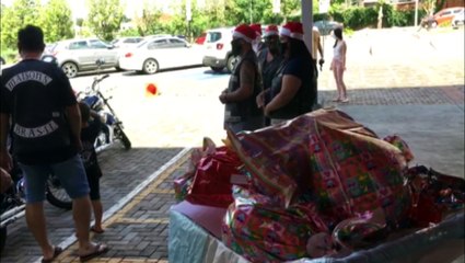 Papai Noel proporciona tarde especial para crianças internadas no Hospital Universitário