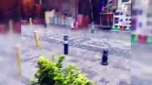 Alt geçidi su bastı, diyaliz hastalarını taşıyan minibüs mahsur kaldı