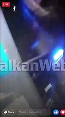 omenti kur Policia shoqëron 4 anëtarët e Aleancës për Mbrojtjen e Teatrit