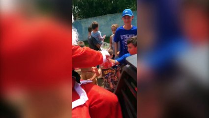 Crianças do Interlagos ganham doces do Papai Noel; em outra ação solidária, família da Vila Tolentino recebe doações