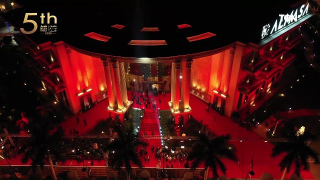 شاهد لحظة تكريم قناة تن في مهرجان نجم العرب 2020 ويتسلم الجائزة الإعلامي نشأت الديهي