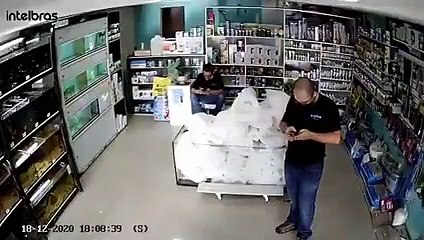 Bombeiro agride homem que tentou impedir assédio