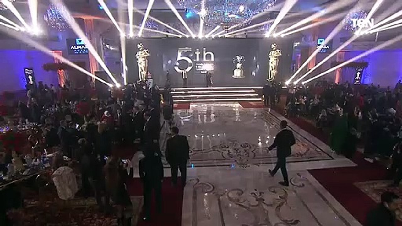 شاهد لحظة تكريم الشاعر "بهاء الدين " بمهرجان نجم العرب 2020
