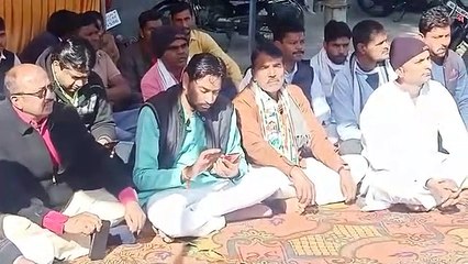 बढ़ती महंगाई के विरोध में ब्लॉक कांग्रेस व नगर कांग्रेस ने उपवास रख कर दिया धरना