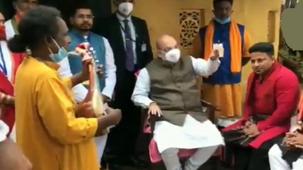 Bengali folk singer welcomes Amit Shah at his house