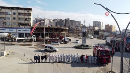 Cadde ve sokaklar korona virüse karşı köpükle yıkandı