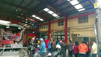 這次不排蛋黃酥！ 明天冬至改排買麻糬 名店人龍長達1、200公尺(翻攝畫面)