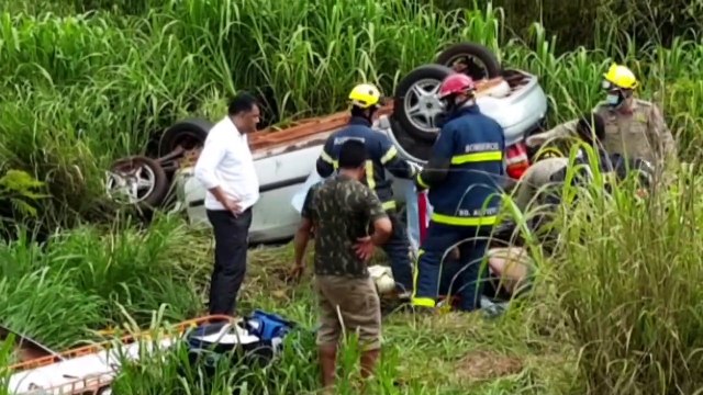 Três pessoas ficam feridas em capotamento na BR-369