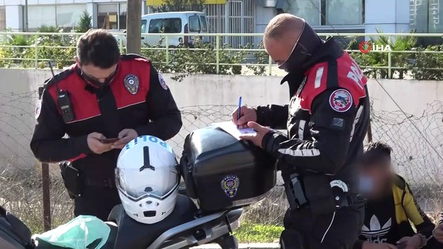 Kısıtlama ihlalinin ceza makbuzunu elleri kelepçeli imzaladılar