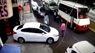 Deux hommes tentent de carjacker une voiture mais tombent sur la mauvaise personne