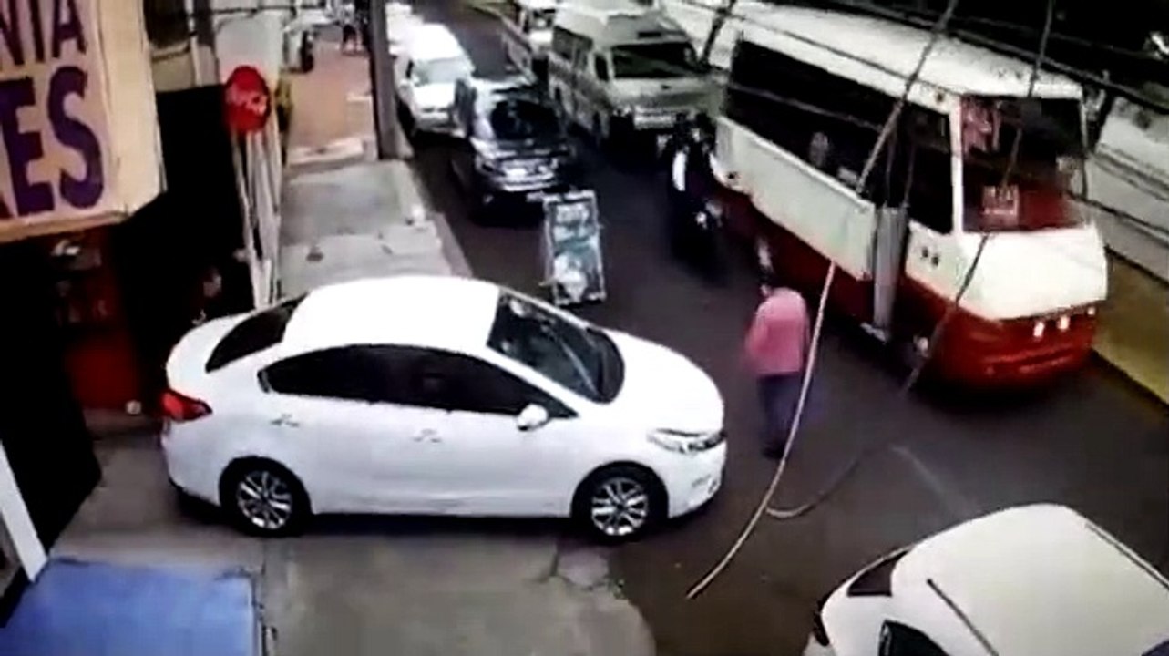 Deux hommes tentent de carjacker une voiture mais tombent sur la mauvaise personne