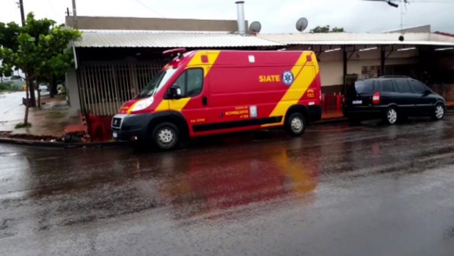 Homem sofre queda em calçada molhada e fere a cabeça no Bairro Tarumã