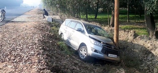 ट्रक की चपेट में आकर खाई में गिरी कार, चालक हादसे में बाल-बाल बचा