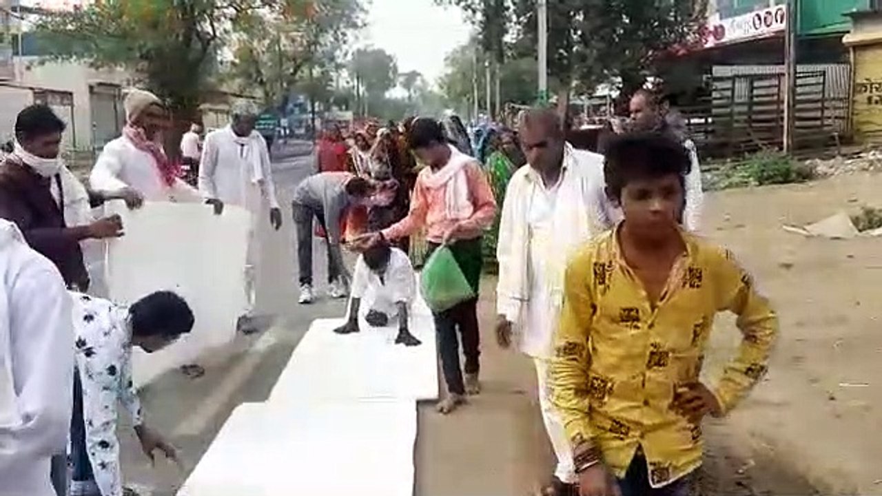 घुटने के बल चलकर पहुंच रहे हैं मां नर्मदा के नाभि स्थल, मन्नत पूरी होने पर यात्रा कर रहे भक्त