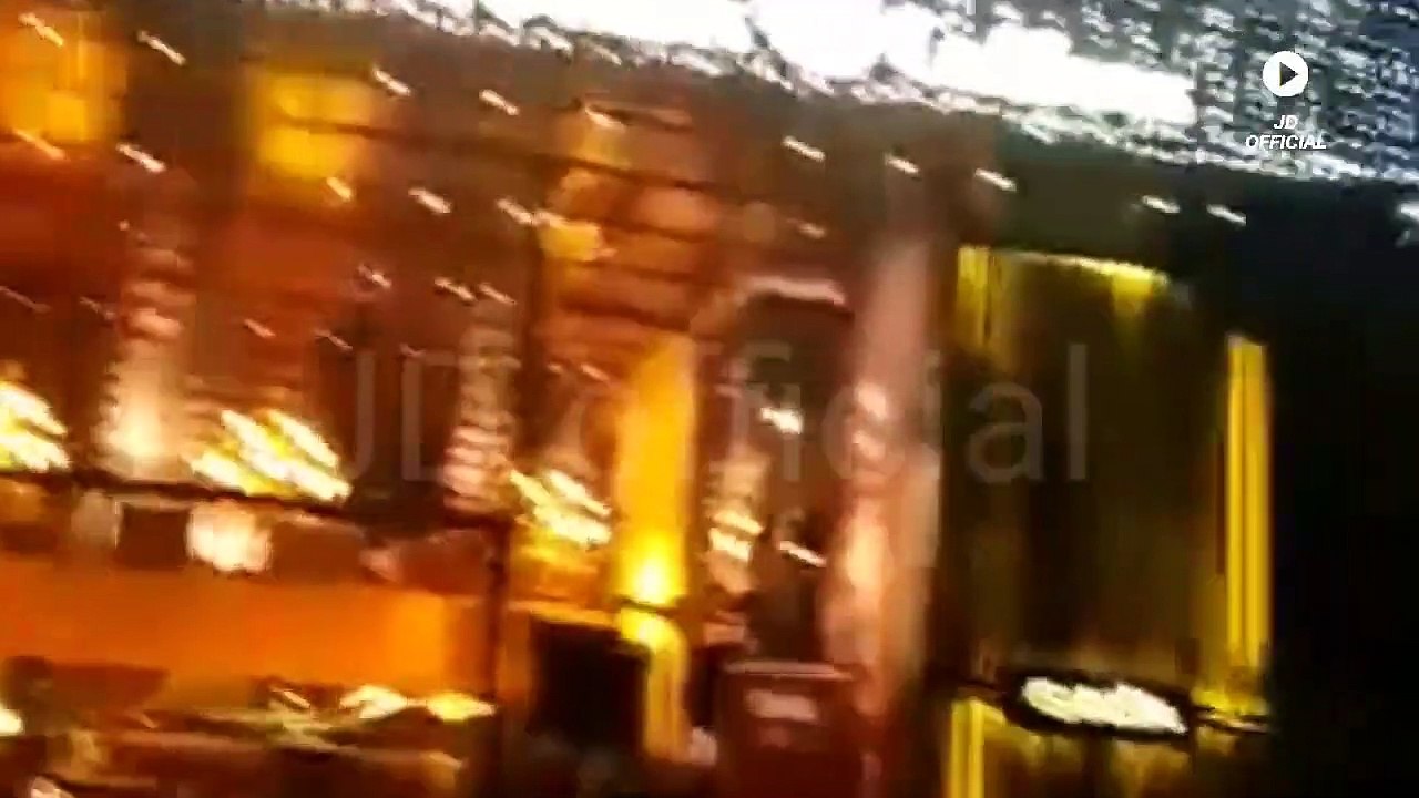 Drunk Girl slap police constable in Lahore