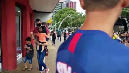 No primeiro domingo com horário estendido, várias pessoas vão às compras no comércio de Cascavel