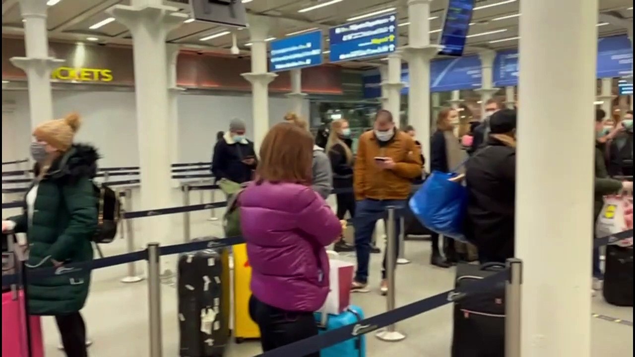 Gobierno británico anuncia reunión de crisis el lunes sobre prohibición de viajes por el virus