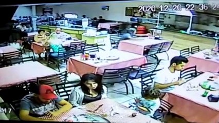 Câmera flagra homem tentando ‘quebrar tudo’ em pizzaria