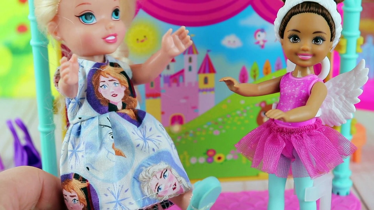 Chelsea Ballet! Elsa and Anna Toddlers take ballet lesson