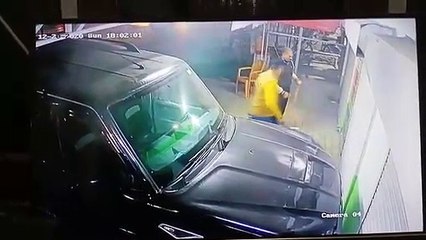 प्रयागराज: ब्लाक प्रमुख सैदाबाद पर गोली चलाने व लूट करने का आरोप, CCTV में कैद हुआ वीडियो