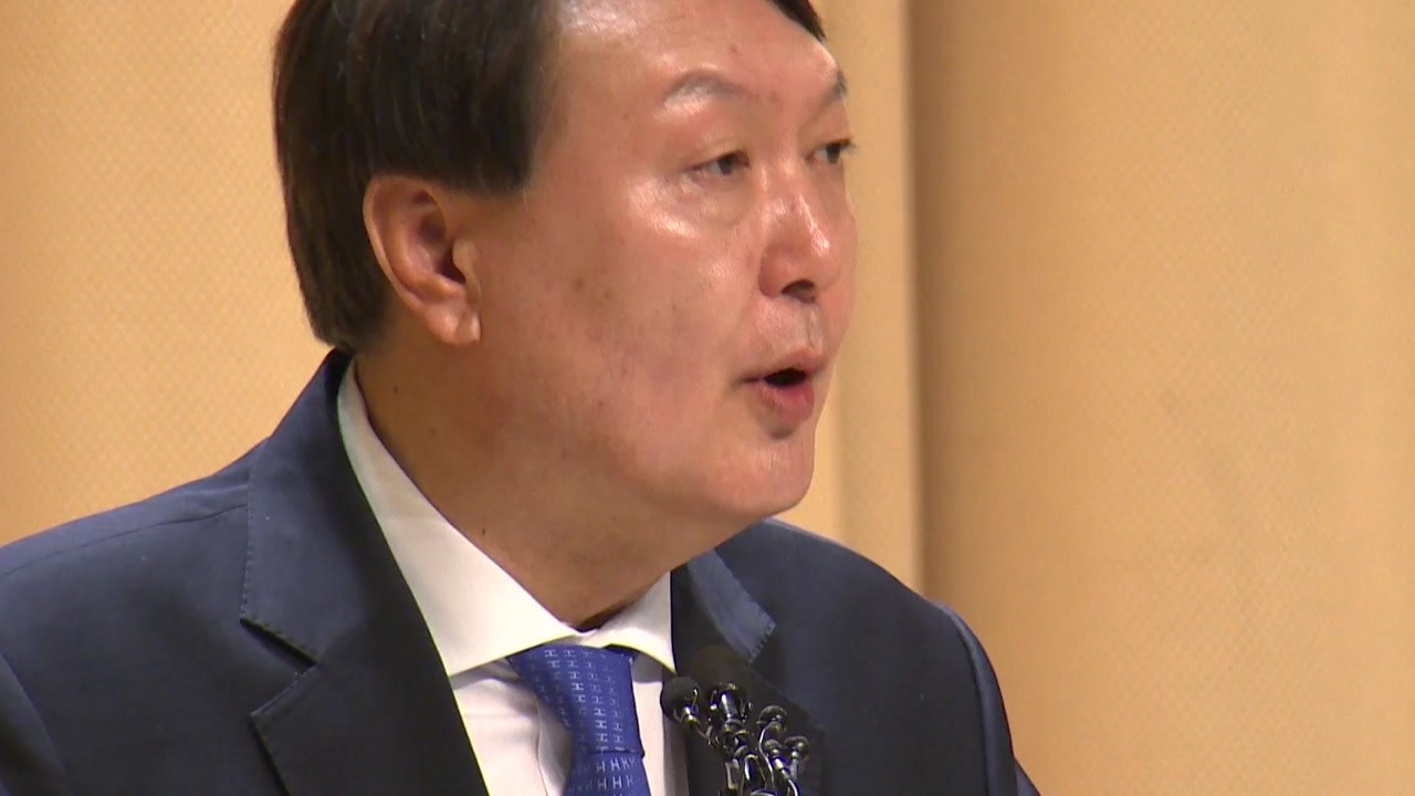 [더뉴스-더여론] 국민 55% "尹 사퇴 불필요"...文 지지율, 소폭 반등 / YTN