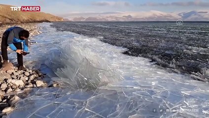 Buz kütleleri sahile vurdu, kristal göle dönüştü