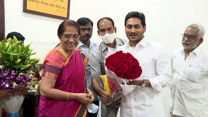 సీఎం జగన్‌ బర్త్‌ డే: కేట్‌ కట్‌ చేయించిన సీఎస్‌, డీజీపీ