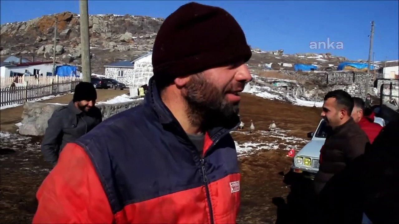 Sadece cama yapışık derse girebiliyorlar!  Orada bir köy var uzakta, internetsiz...