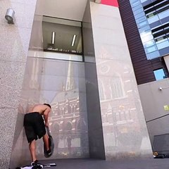 Parkour : il tente x fois de grimper ces piliers de marbre lisse