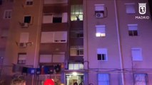 Un hombre salta desde un tercer piso huyendo de un incendio en su vivienda
