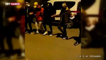 Kısıtlama saatlerinde sokakta müzik açıp halay çektiler