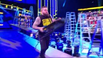 Roman Reigns entierra a Kevin Owens debajo de mesas, escaleras y sillas | SmackDown Español Latino