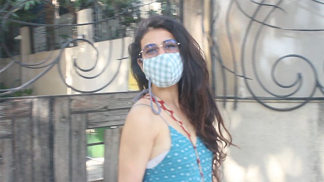Fatima Sana Shaikh snapped by media in Juhu | FilmiBeat