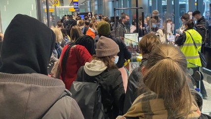 İngiltere’de mutasyon kuyruğu… Havalimanına koştular